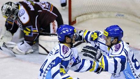 Kladentí hokejisté Jan Eberle (vlevo) a David Stieler se radují z gólu ped