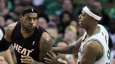 LeBron James (vlevo) z Miami Heat obchází Paula Pierce z Bostonu Celtics