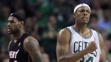 RADOST A ZKLAMÁNÍ. Paul Pierce (vpravo) z Bostonu Celtics vyel z duelu s LeBronem Jamesem a jeho Miami Heat jako ten spokojenjí