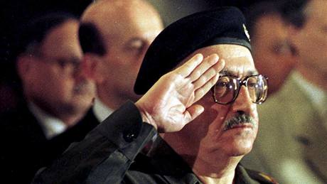 Tárik Azíz na archivním snímku z 2. prosince 1998 Tárik Azíz na archivním snímku z 2. prosince 1998