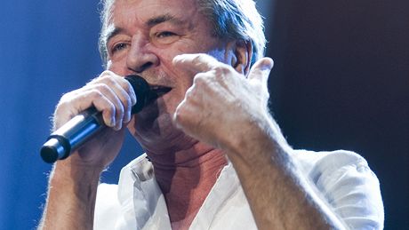Zpvák Deep Purple Ian Gillan fanoukm nabídl i nejvtí hity.