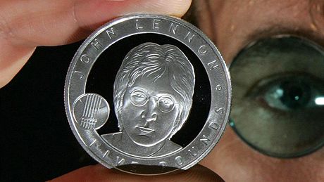 John Lennon na pamtní minci v hodnot pti liber (2010)