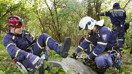 Policisté a hasii pokraují v pátrání po poheované Anice v praské Troji. (22. íjna 2010)