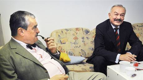 Karel Schwarzenberg (TOP 09) a Přemysl Sobotka (ODS) na archivním snímku z července 2008. Karel Schwarzenberg (TOP 09) a Přemysl Sobotka (ODS) na archivním snímku z července 2008.