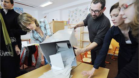lenové volební komise v Praze 11 zahajují sítání odevzdaných hlas. (23. íjna 2010)