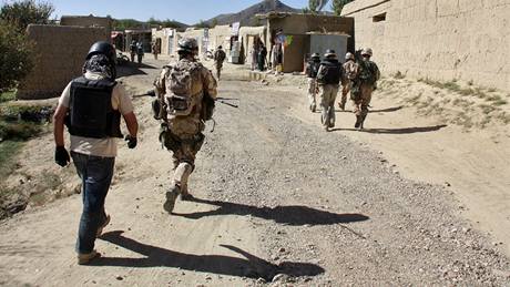 Afghánskou vesnicí prochází eskorta v pesných rozestupech a osobní stráci si hlídají své civilisty 