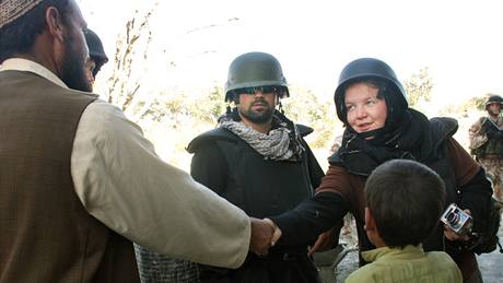 Stavební inenýrka Klára Janotová se v Powraku louí s afghánským inenýrem.