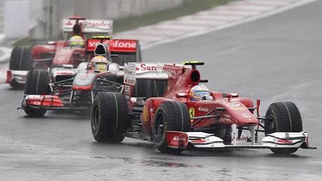 Poadí v ele korejské Velké ceny: Fernando Alonso (Ferrari), Lewis Hamilton (McLaren) a Felipe Massa (Ferrari).