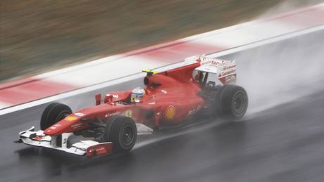 Fernando Alonso s Ferrari uhání vstíc vítzství v korejské Velké cen. 