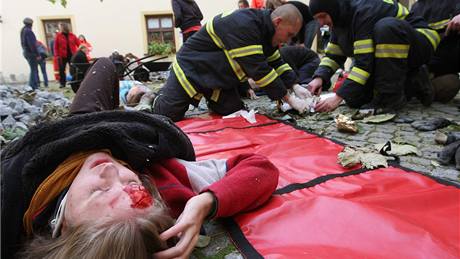 Organizátoi Týdne rozvojové pomoci v Olomouci pemnili nádvoí Charity na místo katastrofy.