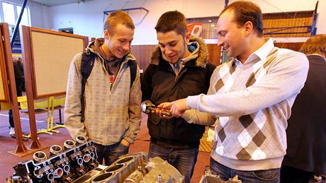 David Kůrka ukazuje návštěvníkům veletrhu v Sokolově rozebraný motor závodního speciálu na stánku firmy ATV Moto. David Kůrka ukazuje návštěvníkům veletrhu v Sokolově rozebraný motor závodního speciálu na stánku firmy ATV Moto.