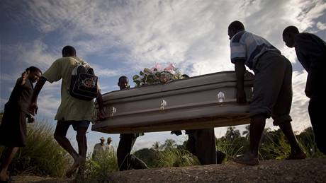 Pozstalí odnáí rakev se svým píbuzným, který na Haiti zemel na choleru