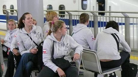 České volejbalistky čekají na vlak z Tokia do Hamamacu České volejbalistky čekají na vlak z Tokia do Hamamacu