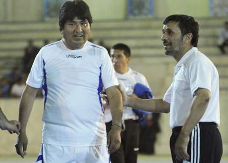 Pi oficiální návtv Eva Moralese  v Teheránu se oba prezidenti utkali i v pátelském fotbalovém zápase (26. 10. 2010)