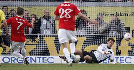 ZAHODIL PENALTU. Brank Weidenfeller z Dortmundu vyr penaltu Polanskiho z Mohue.