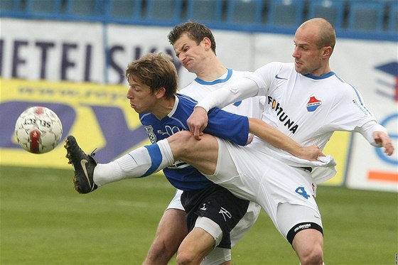 Jan Martykán v dresu Ústí nad Labem v obklíení ostrvských fotbalist