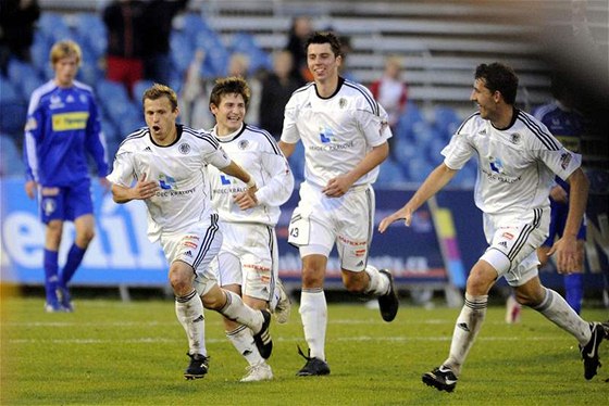 RADOST. Královéhradetí fotbalisté oslavují gól, který vstelil Jií Podbradský (vlevo) a zajistil tak svému týmu výhru nad Olomoucí.