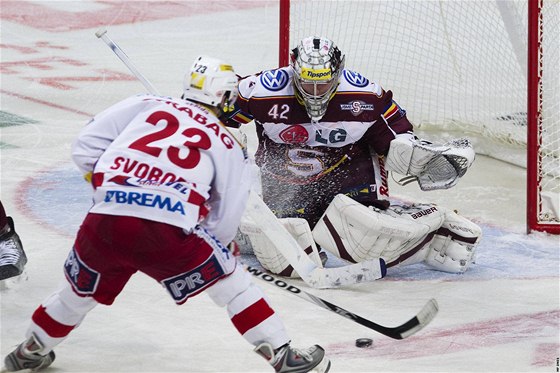 Tomá Svoboda ze Slavie v anci ped sparanským brankáem Tomáem Pöpperlem