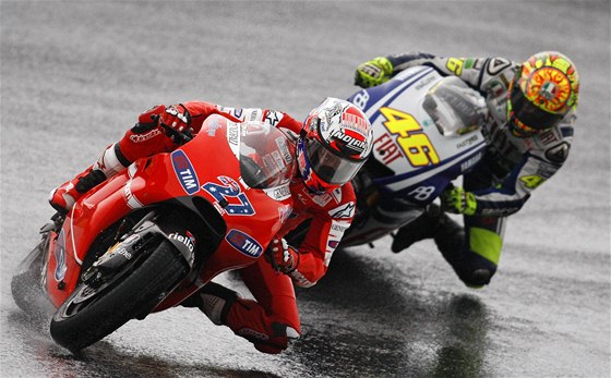S mokrým asfaltem se pi sobotním tréninku v Estorilu potýkali ve tíd MotoGP i  Casey Stoner (vlevo) a Valentino Rossi. 