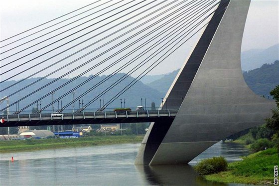 Mezinárodní asociace pro mosty a stavební inenýrství zaadila ústecký Mariánský most mezi 10 nejlepích staveb svta posledního desetiletí. Msto se ale o nj nechce starat a prodává ho.