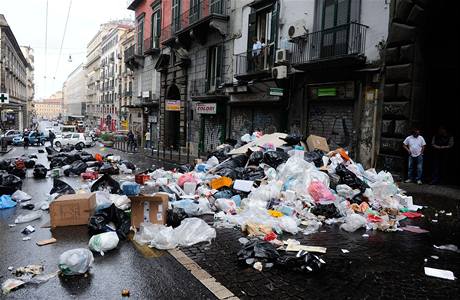 Tisce tun odpadk v ulicch italsk Neapole