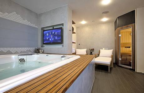 Jedna z koupelen slou jako domc lzn: masn vana Persea (USSPA) pro 5 osob, sauna (Villeroy & Boch) a vudyptomn televizn obrazovky
