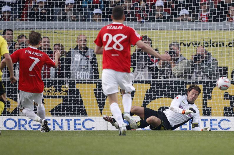 ZAHODIL PENALTU. Branká Weidenfeller z Dortmundu vyráí penaltu Polanskiho z Mohue.