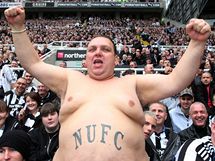FANDM CELM TLEM. Pznivec tmu Newcastle United oslavuje gl svho tmu na tribun stadionu St. James Park