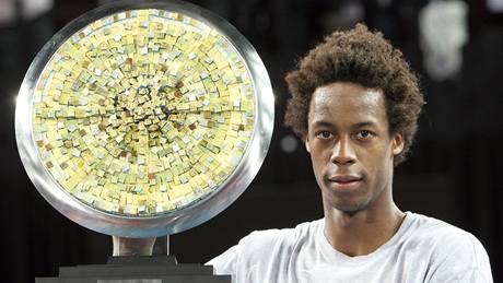 Gael Monfils s trofejí pro vítze turnaje v Montpellieru