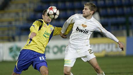 Souboj o míč svádějí zlínský Pavel Elšík a Jan svatonský z Dukly Praha. Souboj o míč svádějí zlínský Pavel Elšík a Jan svatonský z Dukly Praha.