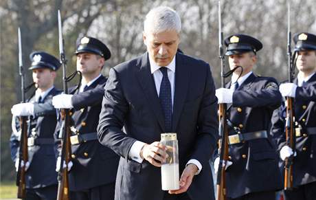 Srbský prezident Boris Tadi klade svíku u památníku povradných Chorvat z Vukovaru (4. listopadu 2010)