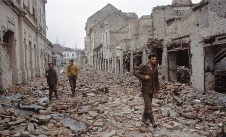 Srbsk jednotky prochzej rozbombardovanm Vukovarem (1991)