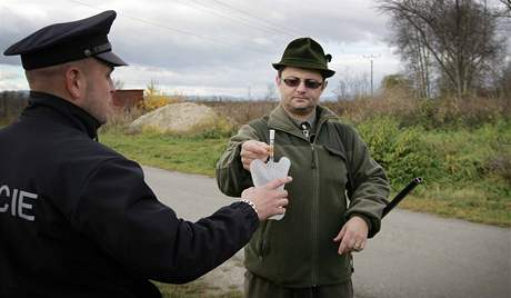 Policist kontrolovali zbran a testovali ptomnost alkoholu v dechu u myslivc v Bavorovicch na eskobudjovicku.