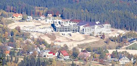 Budova hotelu není podle architekt ani krásná, ani se ji autoi nesnaili zakomponovat do krajiny.