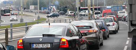 Silnice pes Roudnou má ulevit petíené Karlovarské tíd. Mnozí obyvatelé Roudné ale proti stavb silnice siln protestují.