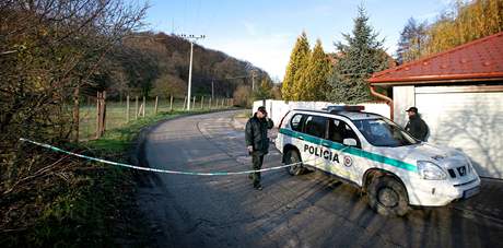 Slovensk policie hldkuje u domu Ernesta Valka v Limbachu (9. listopadu 2010)