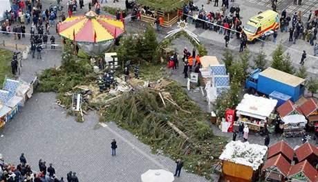 Spadlý vánoní strom na Staromstském námstí