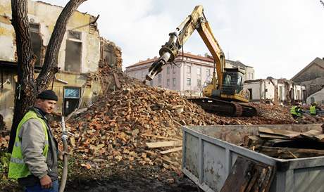 V brnnskm Komrov zaala demolice dom, kter musely ustoupit stavb peloen trasy tramvaj.