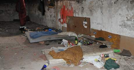 Bezdomovci se v bývalém depu poprali kvli místu na spaní a spacáku, te leí ob v kómatu a útoníkovi hrozí 10 let vzení. Ilustraní foto