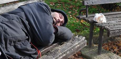 Spící bezdomovec na lavice na Mendlov námstí v Brn.