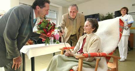 Primtor msta Jihlavy Jaroslav Vymazal blahopeje ke 104. narozeninm pan Helen ildbergerov.