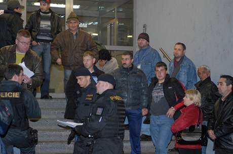 Rumuntí dlníci v listopadu 2010 oblehli policejní editelství v Plzni. Stovali si, e je pracovní agentura zotrouje.