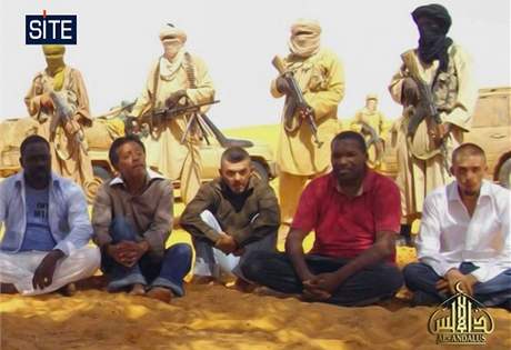 Zábr z televize ukazuje leny al-Káidy islámského Magrebu s jejich rukojmími zadrenými v záí v Nigeru.