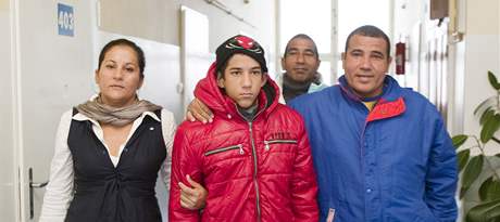 Kubnsk disident Rolando Jimnez Pozada se svou rodinou pichz na vyeten do nemocnice na Bulovce. (27. jna 2010)