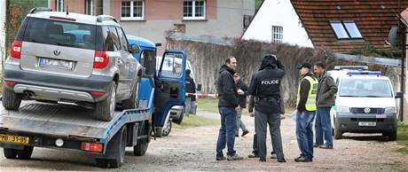 Policisté zajistili v Dneicích na Plzesku osobní automobil, ve kterém byla nainstalována výbunina. (8. listopadu 2010)