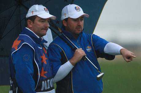 Graeme McDowell (vpravo) se svm caddiem Kenem Comboyem