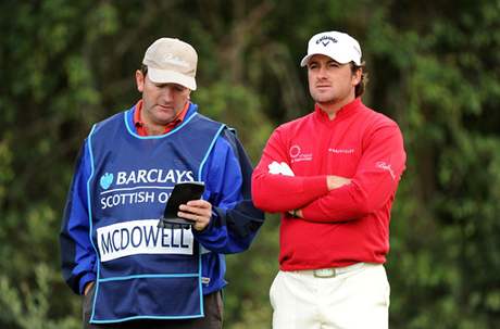 Graeme McDowell (vpravo) se svm caddiem Kenem Comboyem