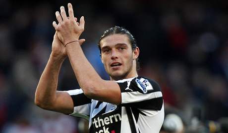 ZATLESKM SI. Andy Carroll z Newcastlu se raduje ze vstelen branky.