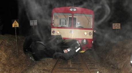 Srka ternnho auta s vlakem u Nov Pece na Prachaticku. 