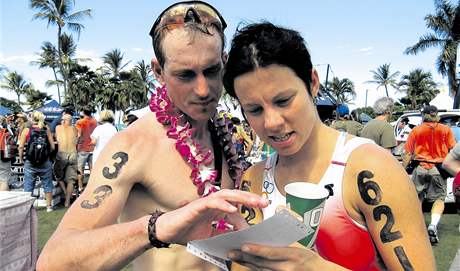 Jan Kubíek se sestrou Barborou kontroluje v cíli závodu na Havaji výsledky.